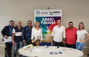 Na foto (da esquerda para direita): Dra. Rita de Cassia Naumann (DEPEN PR), Sr. Vanderlei Martins de Oliveira (FEPACT), Dr. Luiz Carlos Hauer (OAB PR), Dra. Maristela de Cssta Souza (SESA PR), Dr. Renato Figueiroa (Presidente CONESD), Sr. Josiel Pereira (COMPACTA) e Sra. Camila Duda (SESP/NEPSD PR).